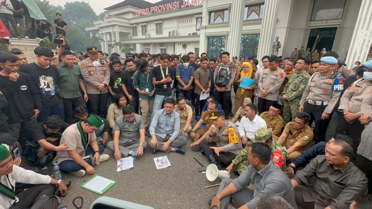Kapolda Jambi Temui Massa Aksi Di DPRD, Kedepankan Dialog Humanis Dalam Penanganan Karhutla