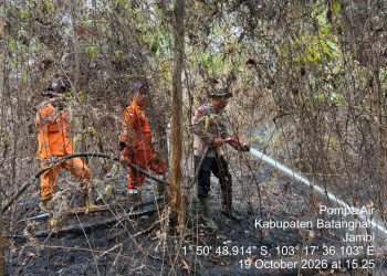 Brimob Polda Jambi Bersama Tim Gabungan Lakukan Pemadaman Dan Pendinginan Karhutla Di Batanghari Dan Muaro Jambi