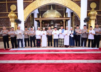 Kapolda Jambi Sholat Dzuhur Di Masjid Agung Al-Falah, Sampaikan Pesan Kamtibmas dan Ajak Masyarakat Bersinergi