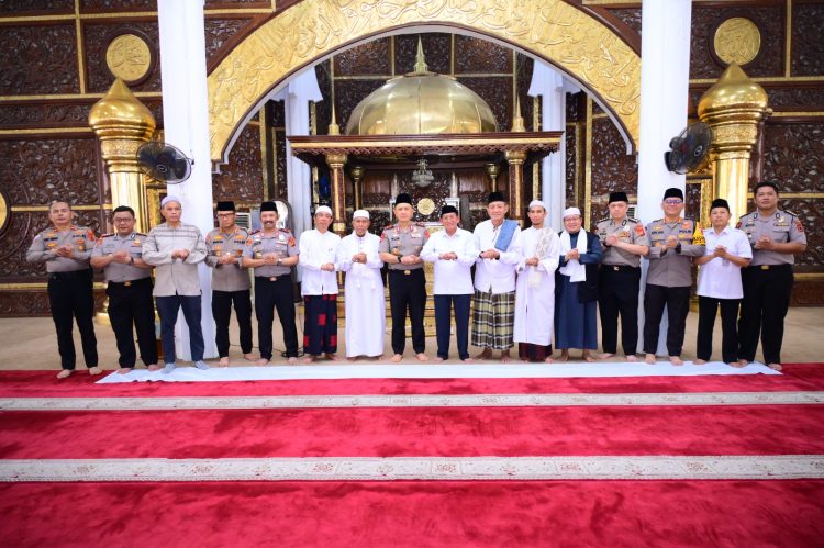 Kapolda Jambi Sholat Dzuhur Di Masjid Agung Al-Falah, Sampaikan Pesan Kamtibmas dan Ajak Masyarakat Bersinergi