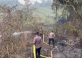Respons Cepat, Personel Satbrimob Polda Jambi Padamkan Kebakaran Lahan Di Merangin