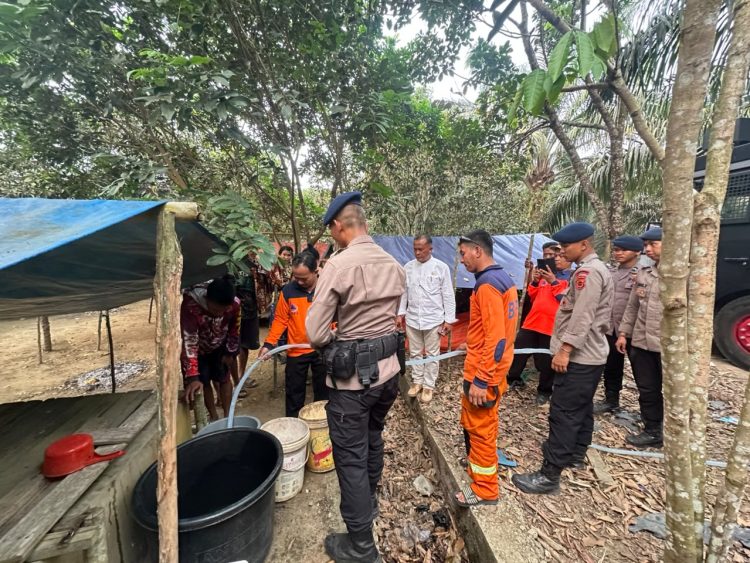 Brimob Jambi Peduli, Salurkan Ribuan Liter Air Bersih Untuk Suku Anak Dalam Di Merangin