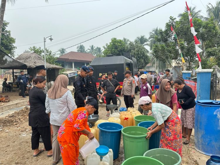 Brimob Polda Jambi Salurkan Air Bersih untuk Masyarakat Desa Pulau Lintang Sarolangun