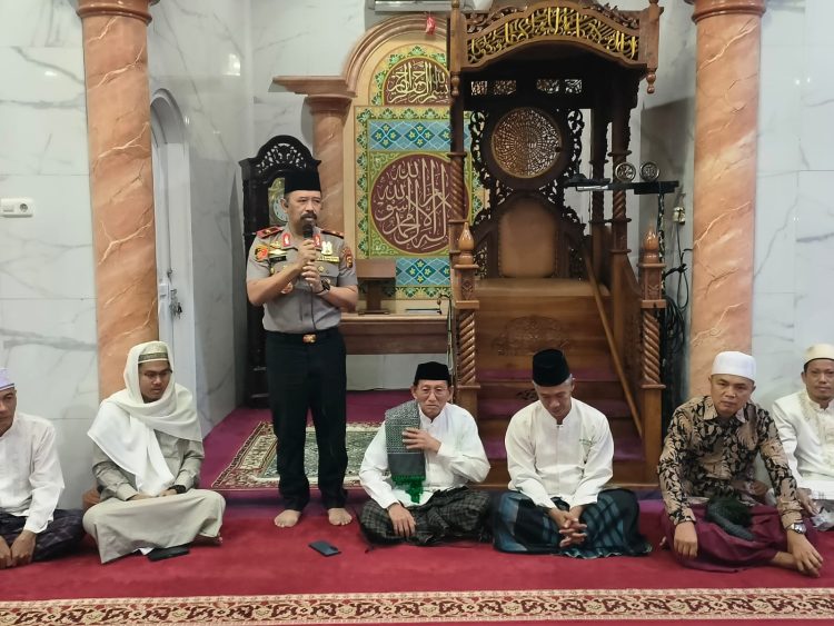 Wakapolda Jambi Laksanakan Sholat Subuh Keliling Bersama Ketua MUI Dan Jamaah Di Bagan Pete