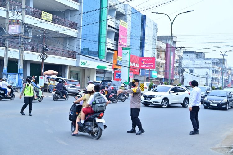 Wujudkan Polisi Bersama Masyarakat, Wakapolda Jambi dan PJU Polda Jambi Laksanakan Gatur Lalu Lintas