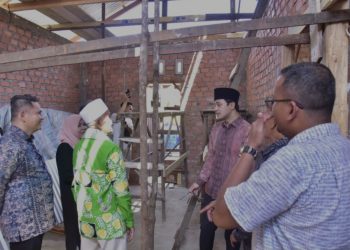 Berikan Hunian Layak Kepada Masyarakat, Wawako Diza Serahkan Bantuan Bedah Rumah Bagi Warga Kurang Mampu
