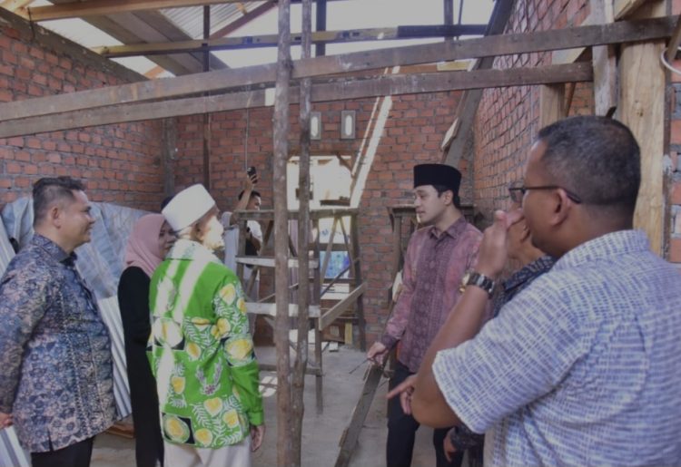 Berikan Hunian Layak Kepada Masyarakat, Wawako Diza Serahkan Bantuan Bedah Rumah Bagi Warga Kurang Mampu