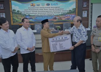 Wali Kota Jambi Serahkan Uang Ganti Kerugian Kepada Pemilik 19 NIS Terdampak Pengerjaan Kolam Retensi