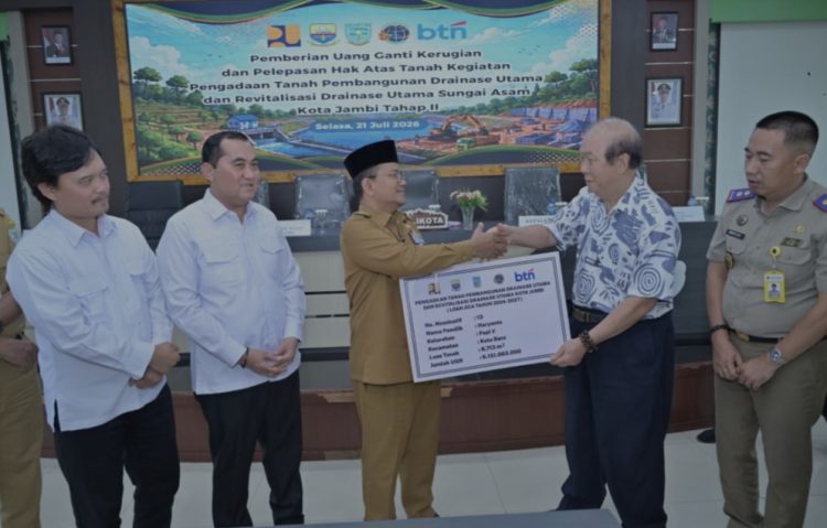 Wali Kota Jambi Serahkan Uang Ganti Kerugian Kepada Pemilik 19 NIS Terdampak Pengerjaan Kolam Retensi